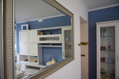 un espejo en una habitación con una pared azul en Bijoux de Rome Apartment Vatican, en Roma