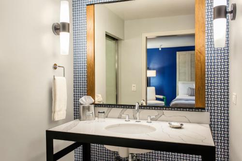 uma casa de banho com um lavatório e um espelho em Paradise Point Resort & Spa em San Diego
