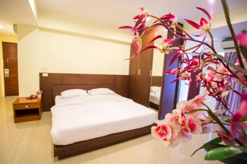 Llit o llits en una habitació de The Loft Resort Bangkok