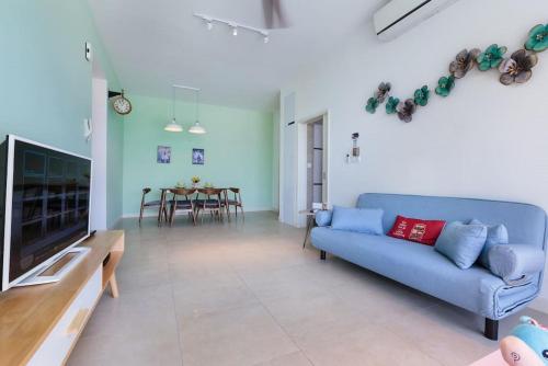 HostaHome Suites at Afiniti Residence walk to Legolandにあるテレビまたはエンターテインメントセンター