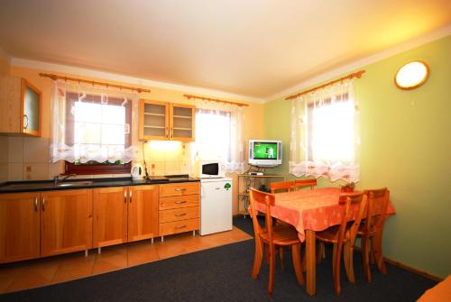 Η κουζίνα ή μικρή κουζίνα στο Ada Apartments
