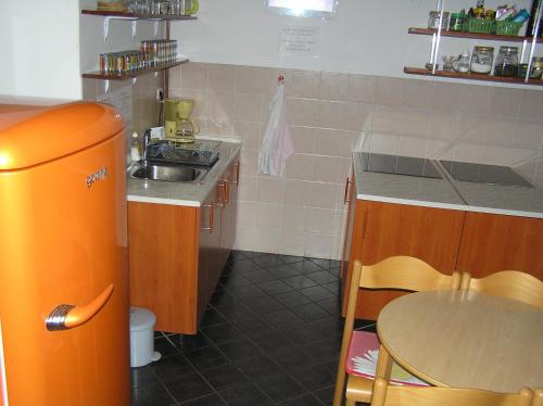 eine kleine Küche mit einem Waschbecken und einem Tisch in der Unterkunft Pliskovica Youth Hostel in Pliskovica