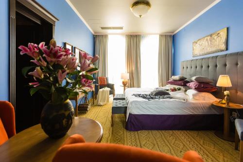 Country Spa Retreat — Photo of the whole room