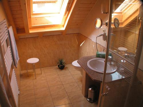 a small bathroom with a sink and a window at Urlaubsreif-Rügen in Glowe