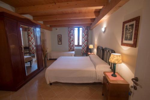 a bedroom with a large white bed in a room at La Casa di Angizia in Gagliano Aterno