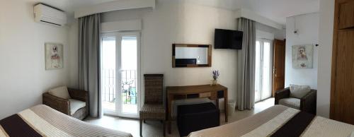 Habitación de hotel con 2 camas y espejo en Hostal Enriqueta, en Marbella