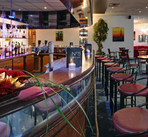Ο χώρος του lounge ή του μπαρ στο Wyndham Garden Duesseldorf Mettmann