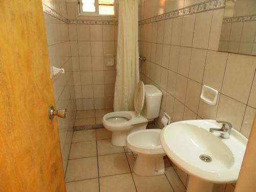 uma casa de banho com um WC e um lavatório em Alquileres Piriapolis em Piriápolis