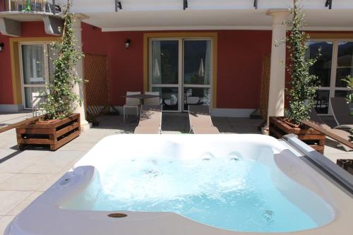 a jacuzzi tub in the middle of a patio at Hotel Bocciolo in Orta San Giulio