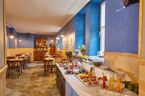 una grande cucina con pareti blu, tavoli e sedie di Hotel Atalaya a Mundaka