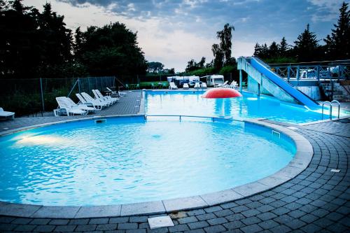 een groot zwembad met een glijbaan bij Feriepark Langeland Ristinge (Feriepark Langeland) in Humble