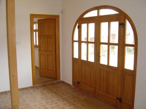 an entrance to a room with two wooden doors at Ferien im Naturschutzgebiet in Kékkút
