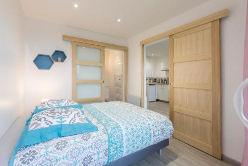 1 dormitorio con 1 cama y puerta corredera en PARENTHESE - Le Marqui, en Lourdes