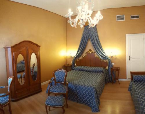 Un pat sau paturi într-o cameră la Hotel Locanda Canal