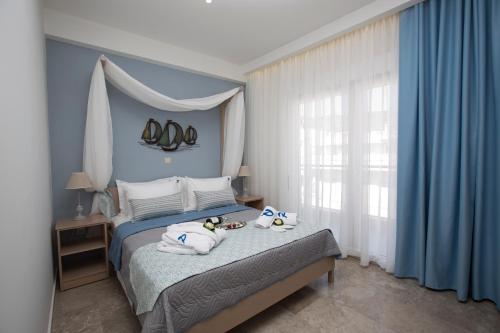een slaapkamer met twee knuffels op een bed bij Panorama Junior Suites in Kavala