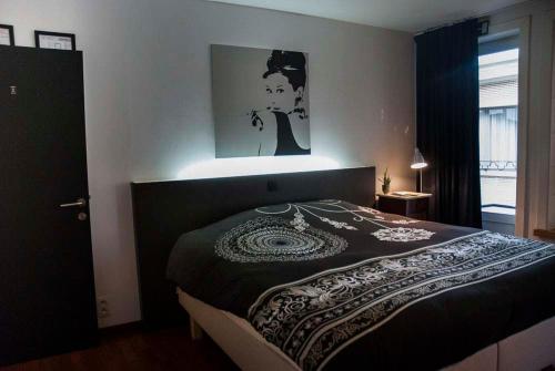 - une chambre dotée d'un lit avec une photo sur le mur dans l'établissement Logies Zen aan Zee, à Ostende