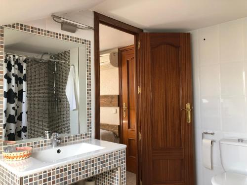 W łazience znajduje się umywalka i lustro. w obiekcie El Colorín w mieście Los Molinos