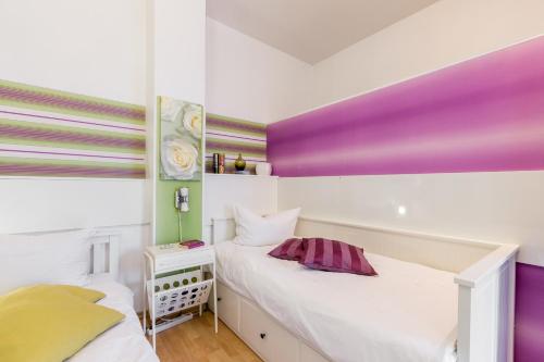Ein Bett oder Betten in einem Zimmer der Unterkunft Modernes 2-Zimmer-Apartment in Kollwitzplatz-Nähe