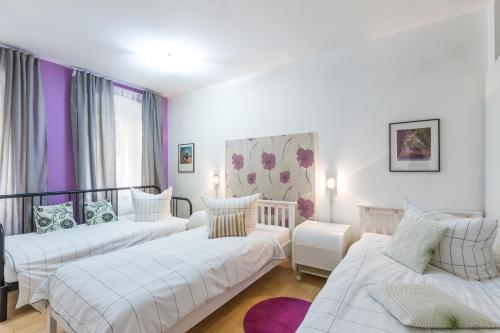 a living room with two beds and a couch at Schönes 2-Zimmer-Apartment in Kollwitzplatz-Nähe in Berlin