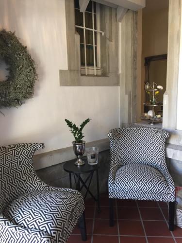 a room with two chairs and a table with a table at Hotel Garni Villa Rosengarten in Überlingen