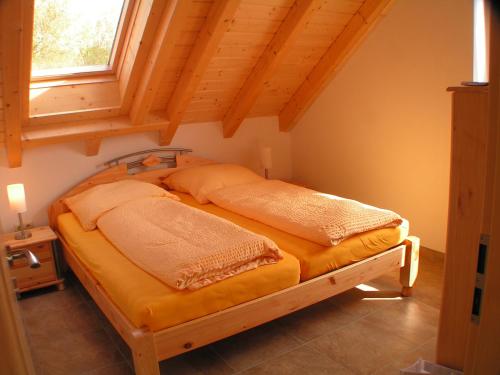 ein Bett mit zwei Kissen auf einem Zimmer in der Unterkunft Urlaubsreif-Rügen in Glowe