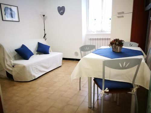 ラ・スペツィアにあるIl Tiglioのテーブル、ベッド、ソファが備わる客室です。