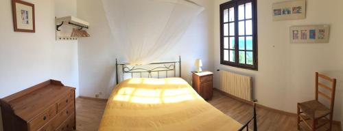 une chambre avec un lit, une commode et une fenêtre dans l'établissement Maison Elleysi, à Montauroux