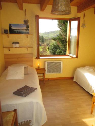 une chambre avec deux lits et une fenêtre dans l'établissement Gite 