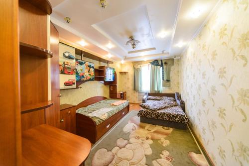 Habitación pequeña con 2 camas y sofá en Квартира по улице Большая Васильковская, 145/1, en Kiev