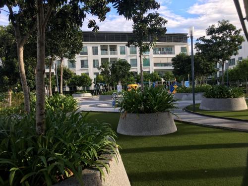 Taman di luar The Loft Imago
