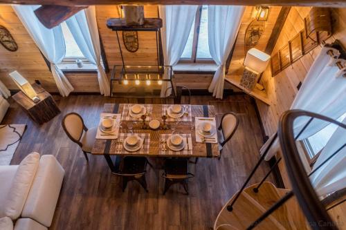 an overhead view of a dining table in a room at Les 3 Cavaliers - Les Chalets Spa Canada in La Malbaie