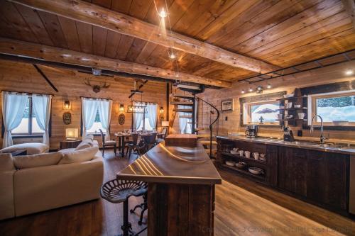 - un salon avec un canapé et une table dans une maison dans l'établissement Les 3 Cavaliers - Les Chalets Spa Canada, à La Malbaie