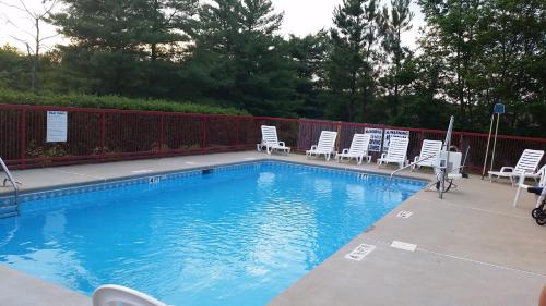 La alberca dentro o cerca de Days Inn by Wyndham Mauldin/Greenville
