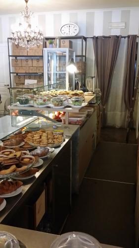 een buffet met veel verschillende soorten eten bij B&B La Bergamina 26 in Pero
