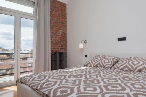 - une chambre avec un lit et une grande fenêtre dans l'établissement Core Apartments Zagreb, à Zagreb