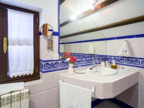 A bathroom at Hotel Rural Cabo Busto