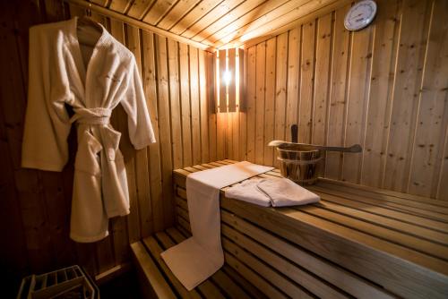 - un sauna en bois avec une serviette suspendue au mur dans l'établissement The Originals Boutique, Hôtel Normandie, Auxerre, à Auxerre