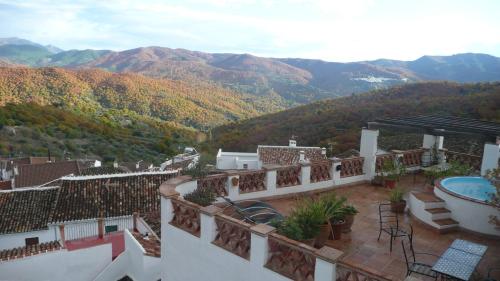 a balcony with a view of the mountains at Hotel Los Castaños in Cartajima