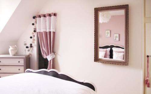 a bedroom with a bed and a mirror at Il était une fois à l'Ouest "Lamballe-Armor" in Plestan