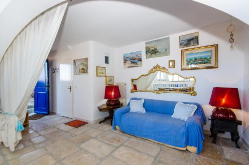 ein Schlafzimmer mit einem blauen Bett und zwei Lampen in der Unterkunft Casa Paola in Rovinj