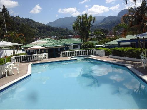 una gran piscina azul con montañas en el fondo en Hotel Villa Paz, en San Francisco