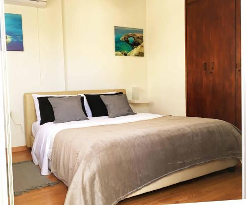 a bedroom with a large bed in a room at Comfortable Engomi Apartment in Yukarı Lakatamya