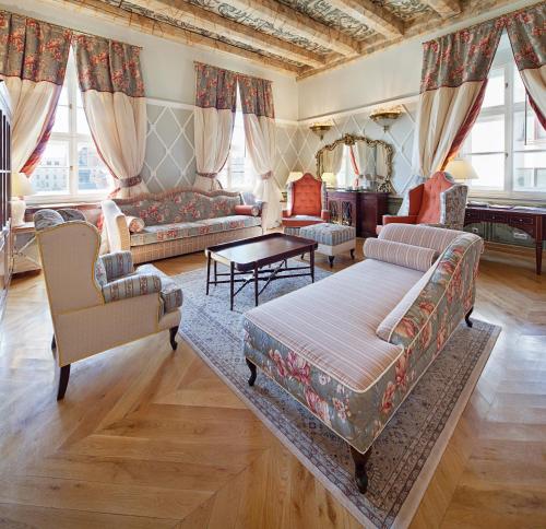 sala de estar con sofá y mesa en The Bonerowski Palace, en Cracovia