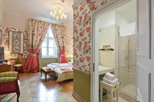 sypialnia z łóżkiem, prysznicem i umywalką w obiekcie The Bonerowski Palace Boutique Hotel w Krakowie