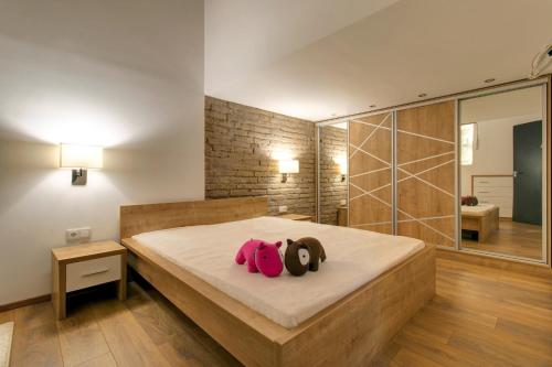 - une chambre dotée d'un lit avec un ours en peluche rose dans l'établissement Palace Loft Superior, à Budapest