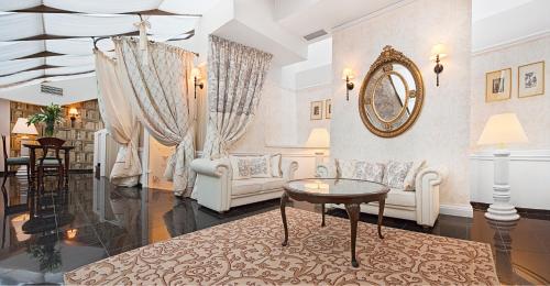 Posezení v ubytování The Bonerowski Palace Boutique Hotel