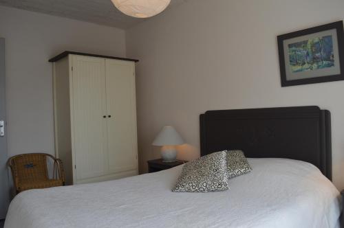 een slaapkamer met een bed met een luipaardkussen erop bij Maison Ustou46 in Cahors