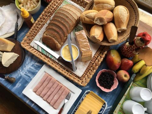 Makanan di atau berdekatan rumah tamu ini