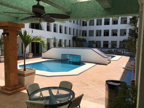 un patio con piscina y un edificio en Eurohotel en Ciudad del Carmen