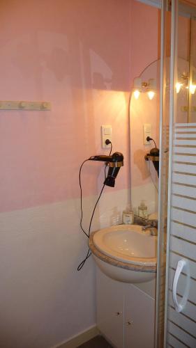 サルラ・ラ・カネダにあるLes Toits de Sarlatの洗面台と鏡のあるバスルーム